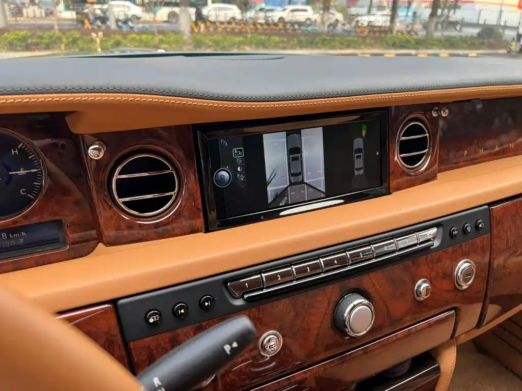 Rolls-Royce Phantom 2014 — фото 28