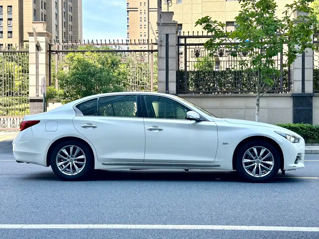 Infiniti Q50L 2015 — фото 3