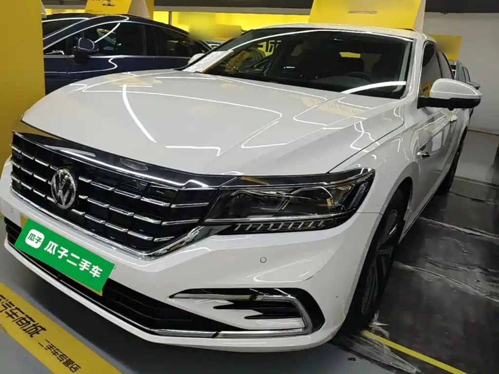 Volkswagen Passat Plug-In Hybrid 2019 — фото 1