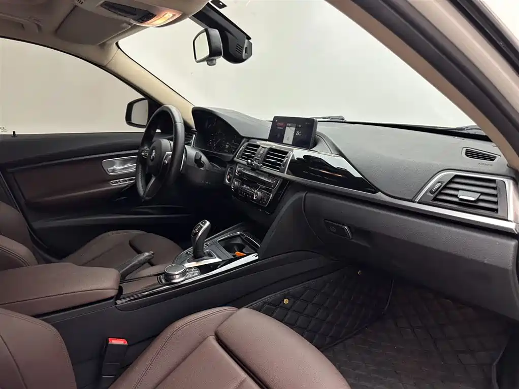 BMW 3 Series 2018 — фото 11