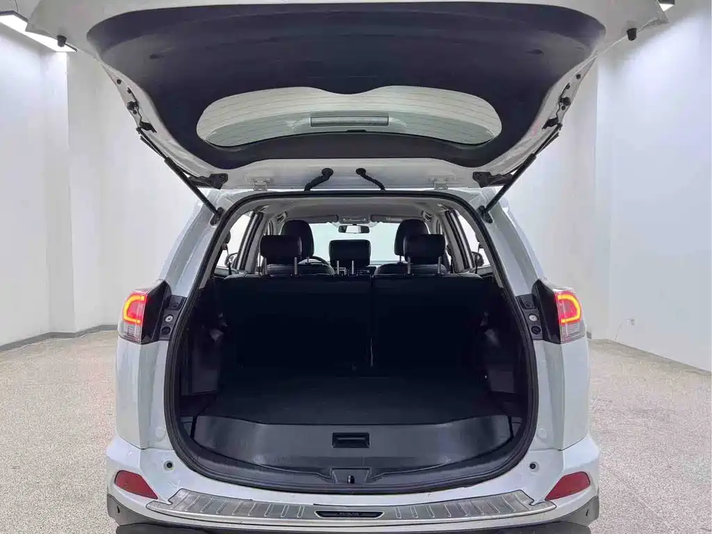 Toyota RAV4 2019 — фото 22