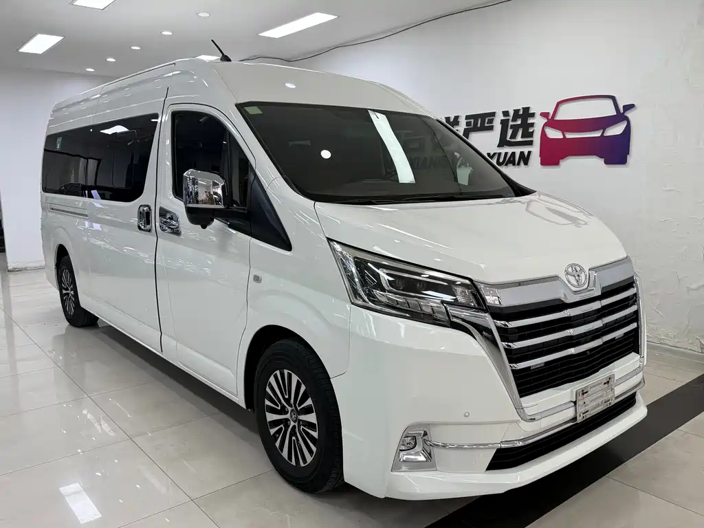 Toyota Hiace 2022 — фото 1