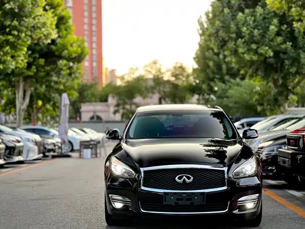 Infiniti Q70 2016