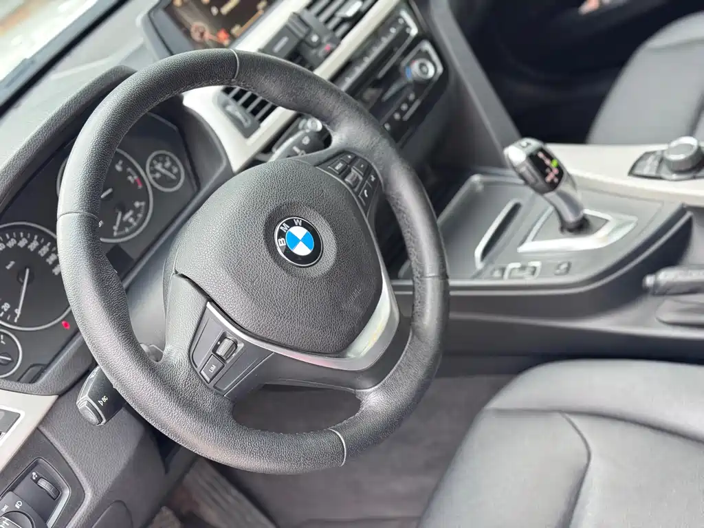 BMW 3 Series 2017 — фото 10