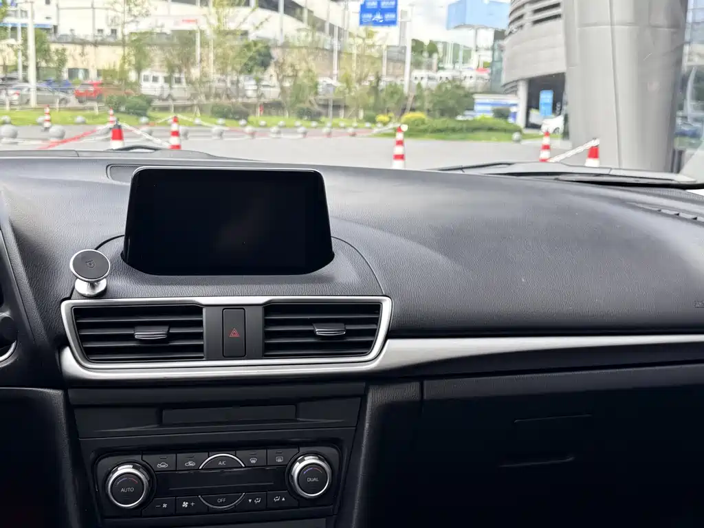 Mazda 3 Axela 2018 — фото 16