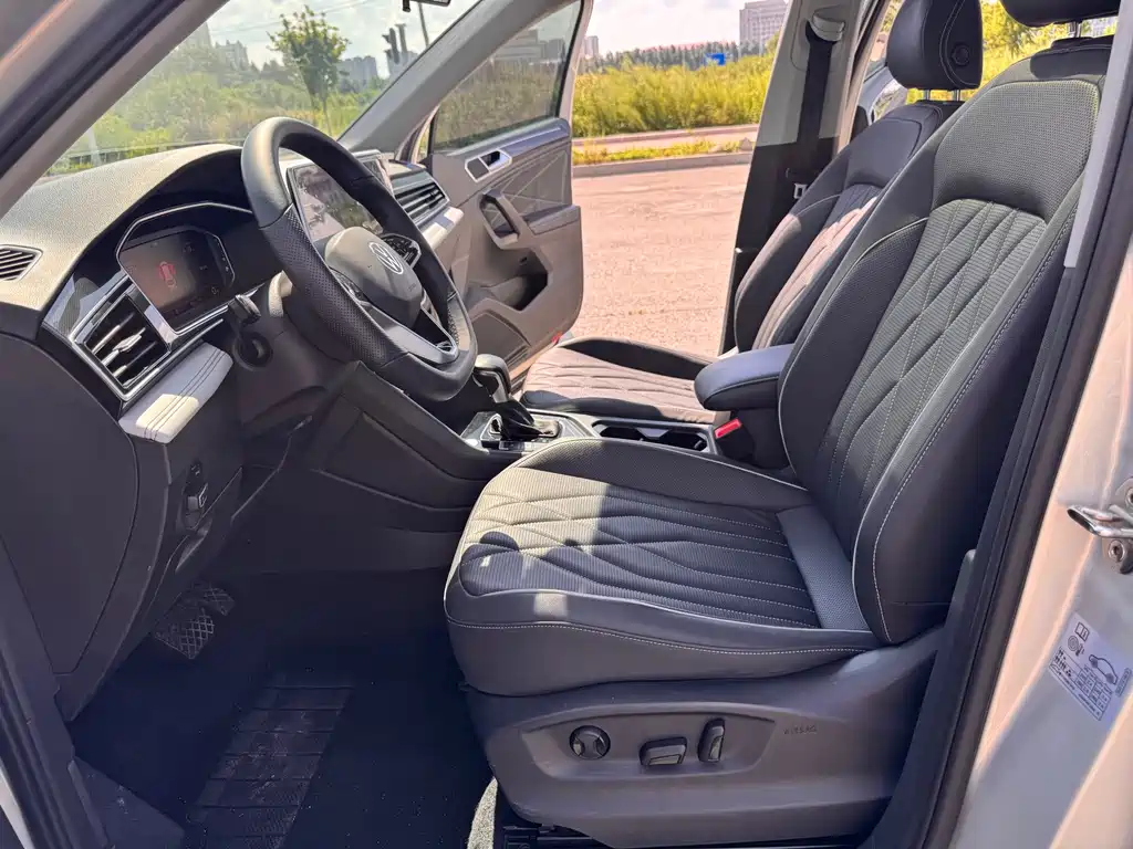 Volkswagen Tiguan L 2023 — фото 10