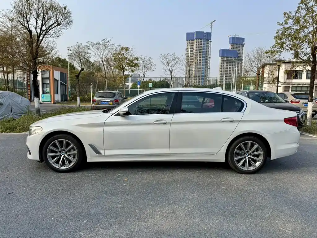 BMW 5 Series 2018 — фото 8