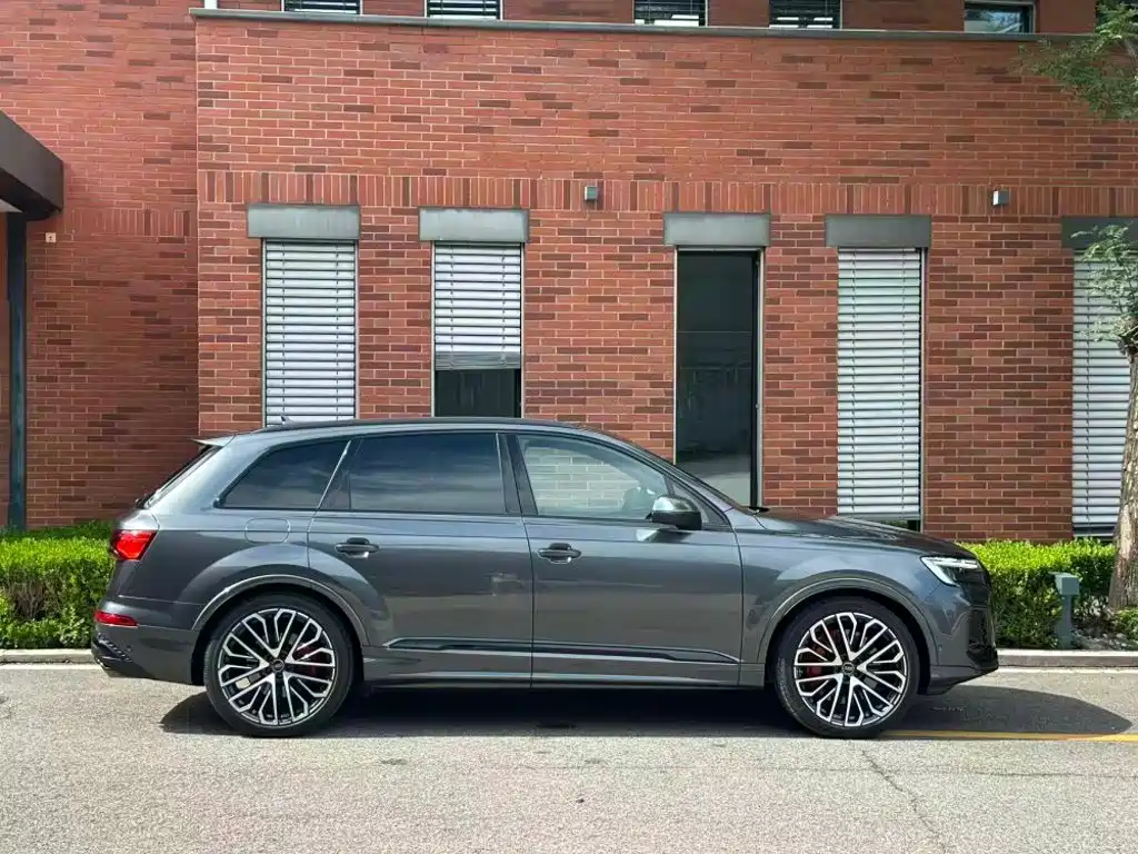 Audi SQ7 2025 — фото 12
