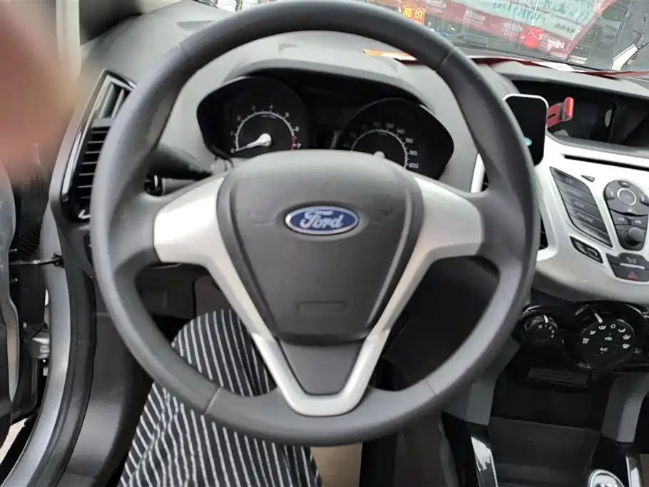 Ford Ecosport 2014 — фото 15