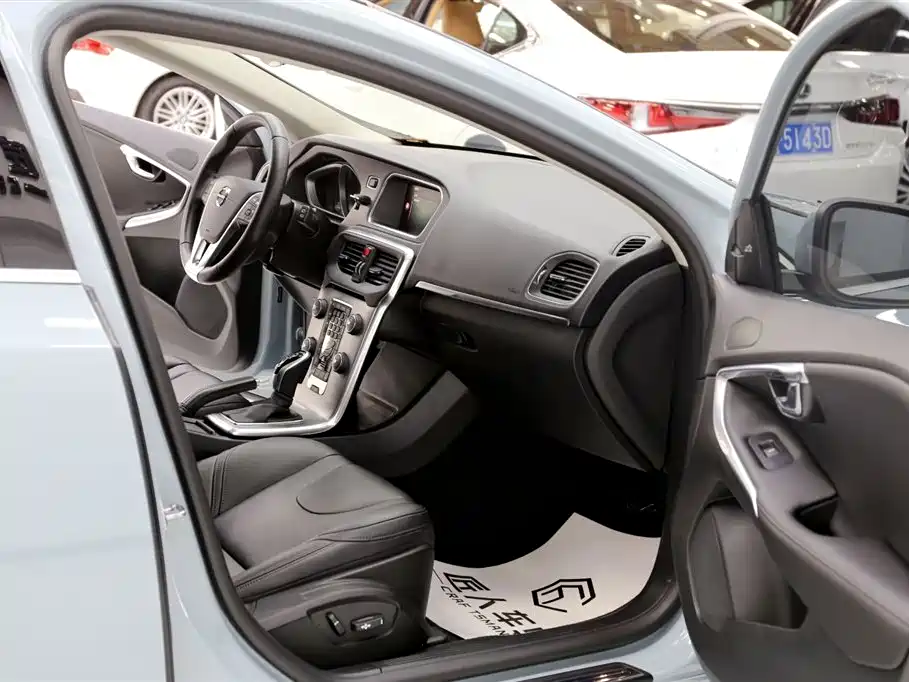 Volvo V40 2017 — фото 16