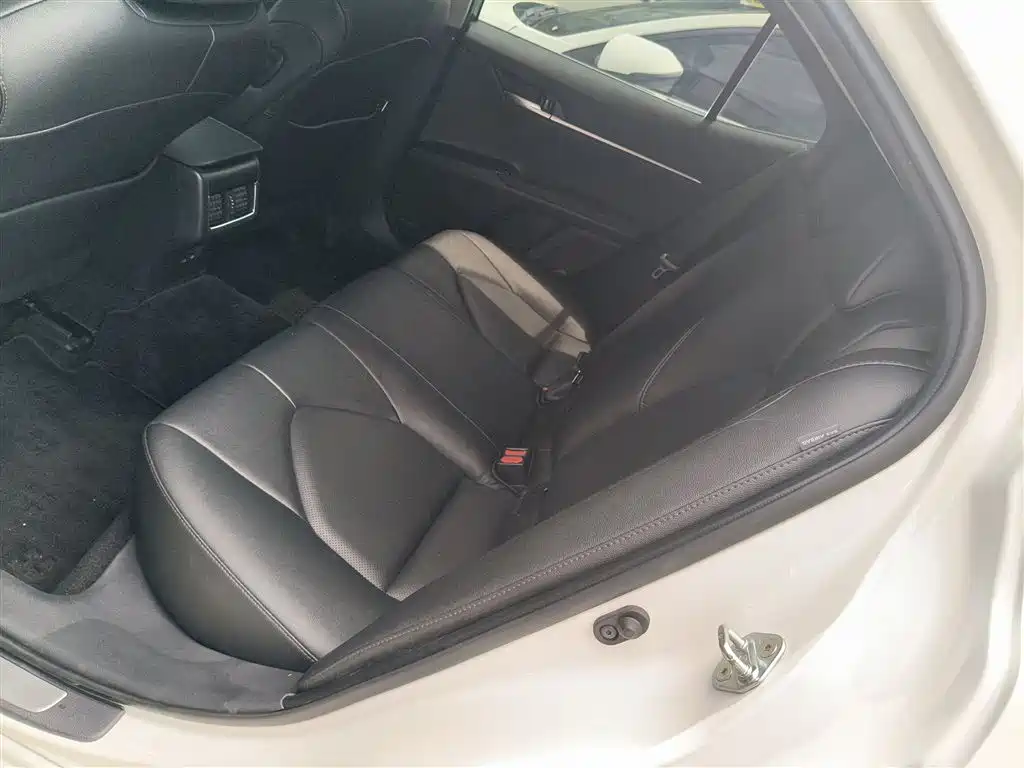 Toyota Camry 2023 — фото 12