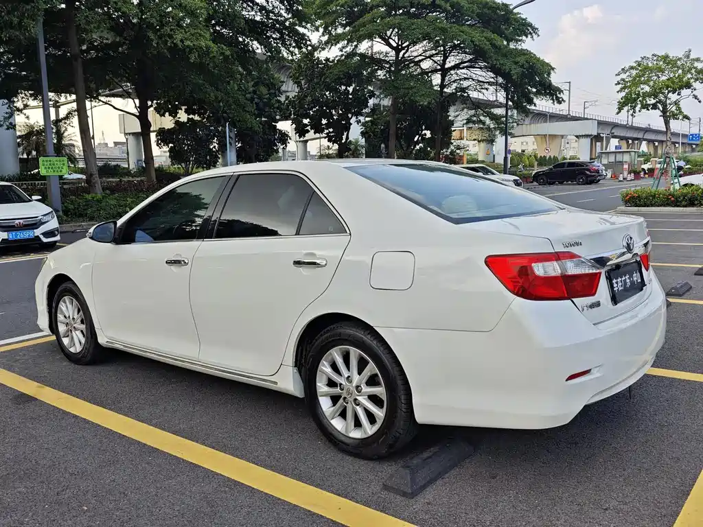 Toyota Camry 2013 — фото 18