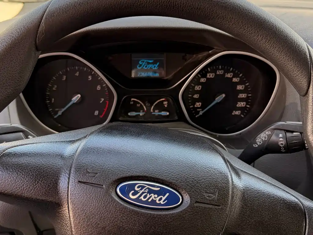 Ford Focus 2013 — фото 11