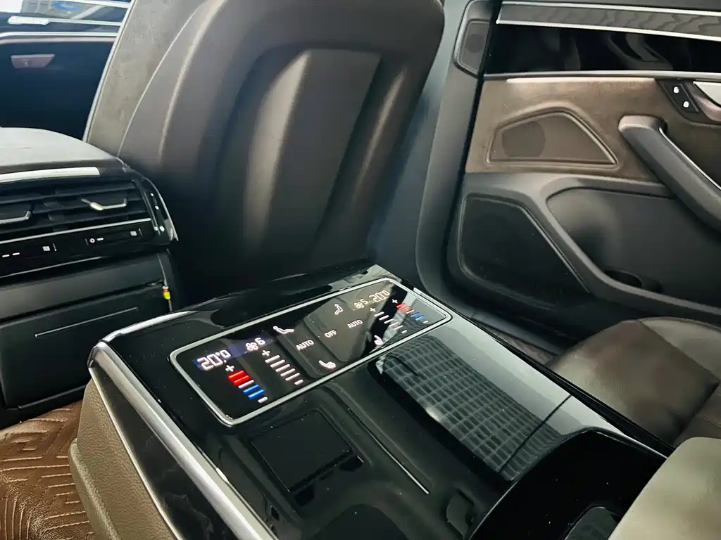 Audi A8 2018 — фото 13