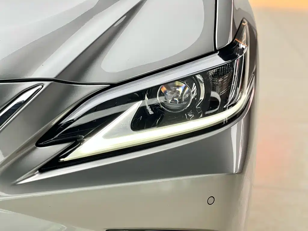 Lexus ES 2019 — фото 16