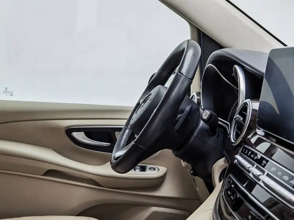 Mercedes-Benz V-Class 2017 — фото 22