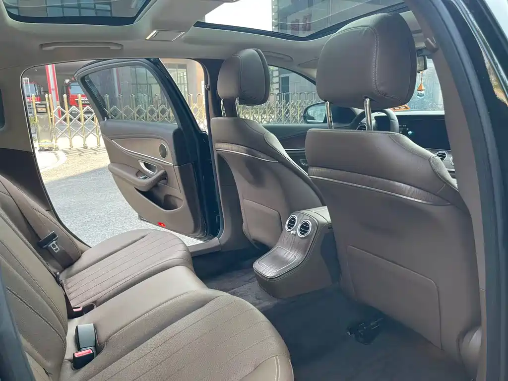 Mercedes-Benz E-Class 2023 — фото 13