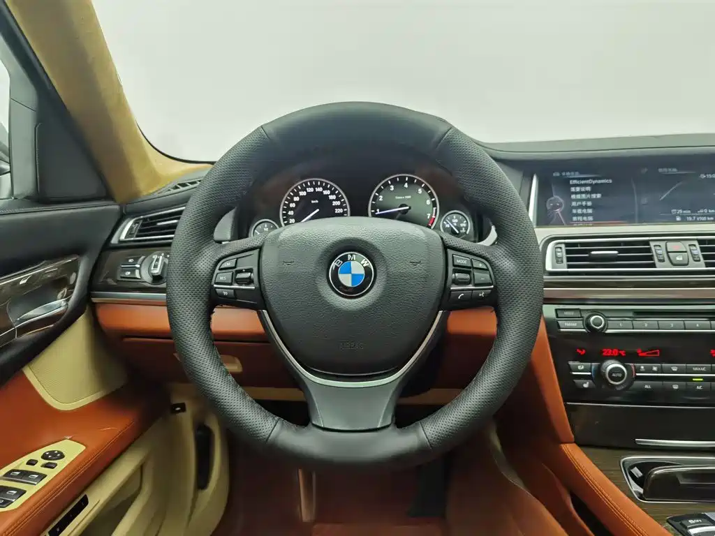 BMW 7 Series 2015 — фото 11