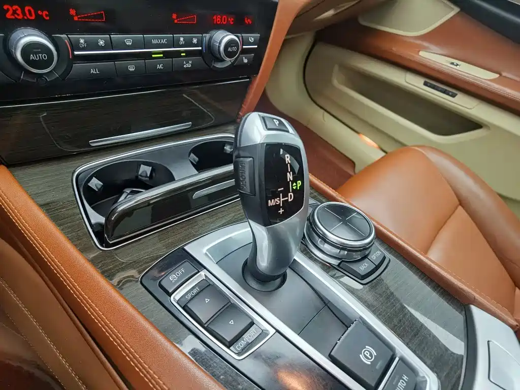 BMW 7 Series 2015 — фото 13