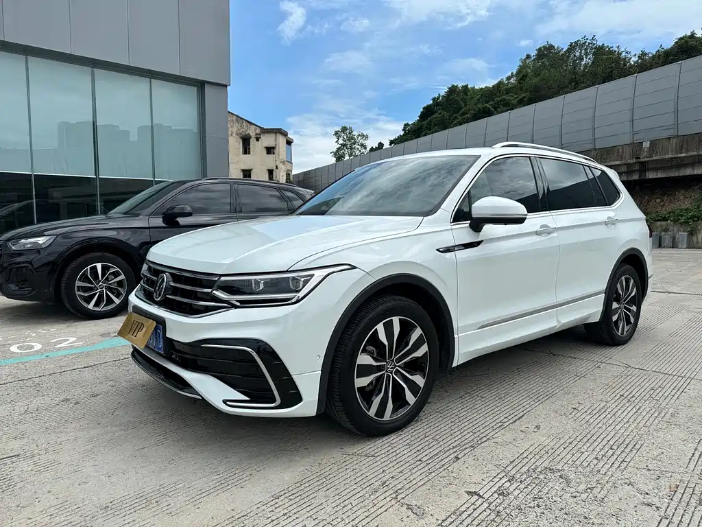 Volkswagen Tiguan L 2023 — фото 1