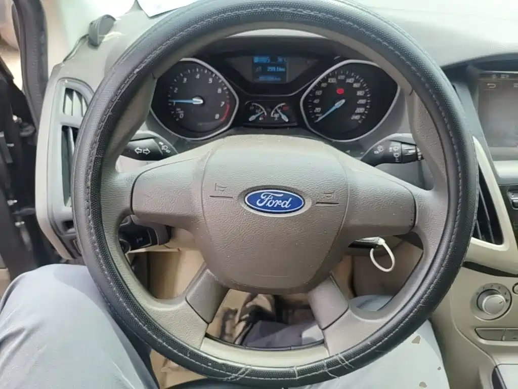 Ford Focus 2014 — фото 11