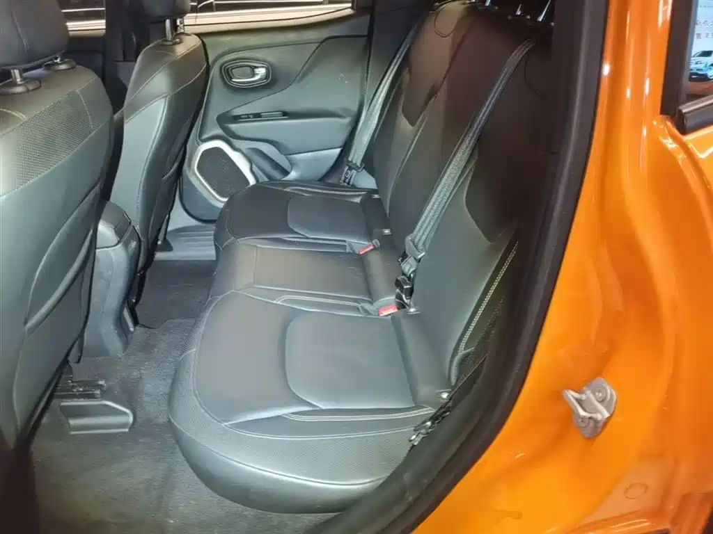 Jeep Renegade 2017 — фото 17