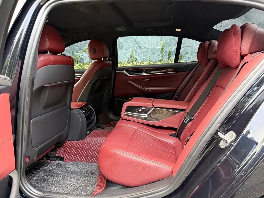 BMW 5 Series 2019 — фото 17