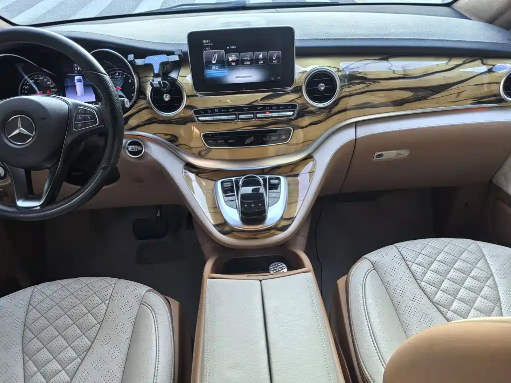 Mercedes-Benz V-Class 2020 — фото 27