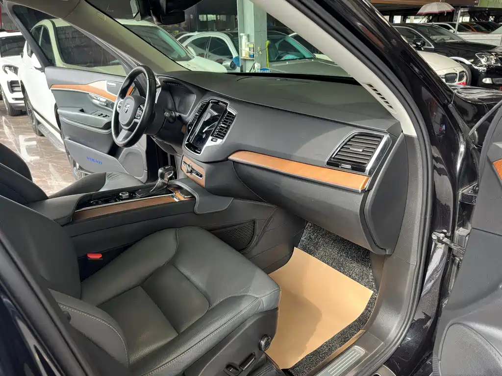 Volvo XC90 2019 — фото 19