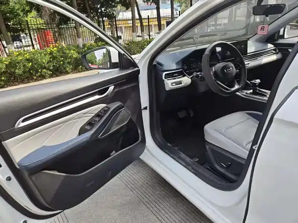 Geely Emgrand 2022