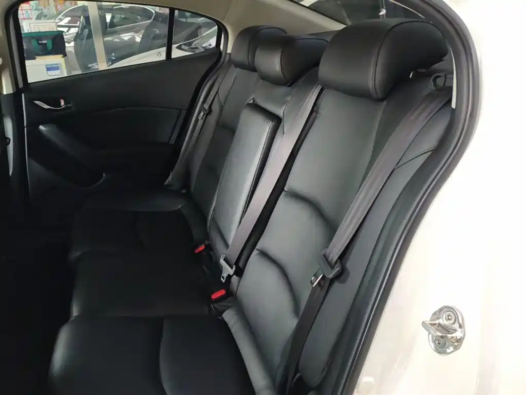 Mazda 3 Axela 2017 — фото 17