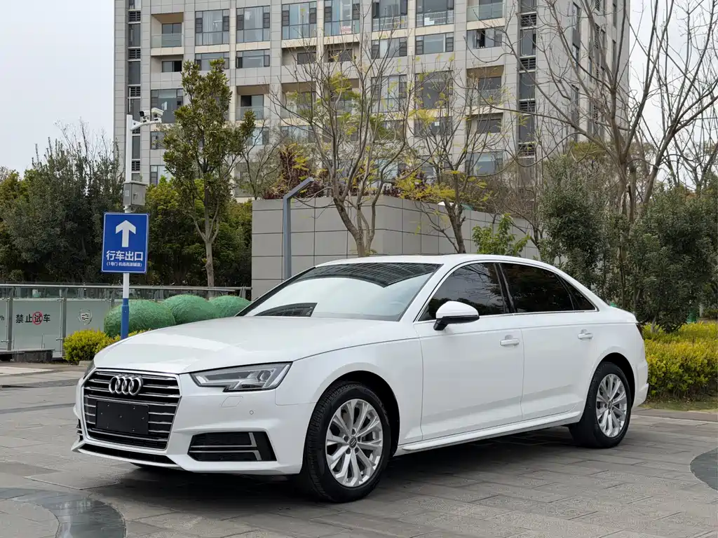 Audi A4L 2019 — фото 1