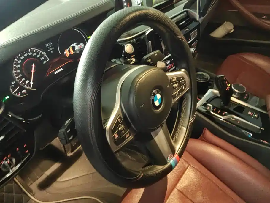 BMW 5 Series 2018 — фото 15