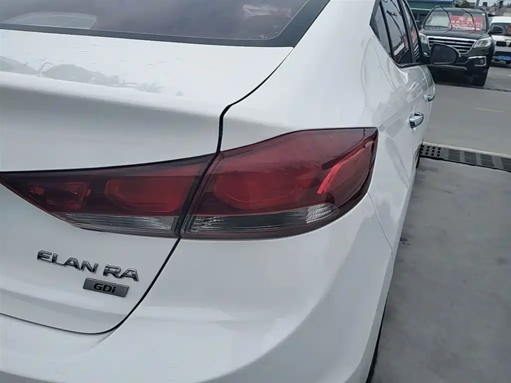 Hyundai Elantra 2018 — фото 8