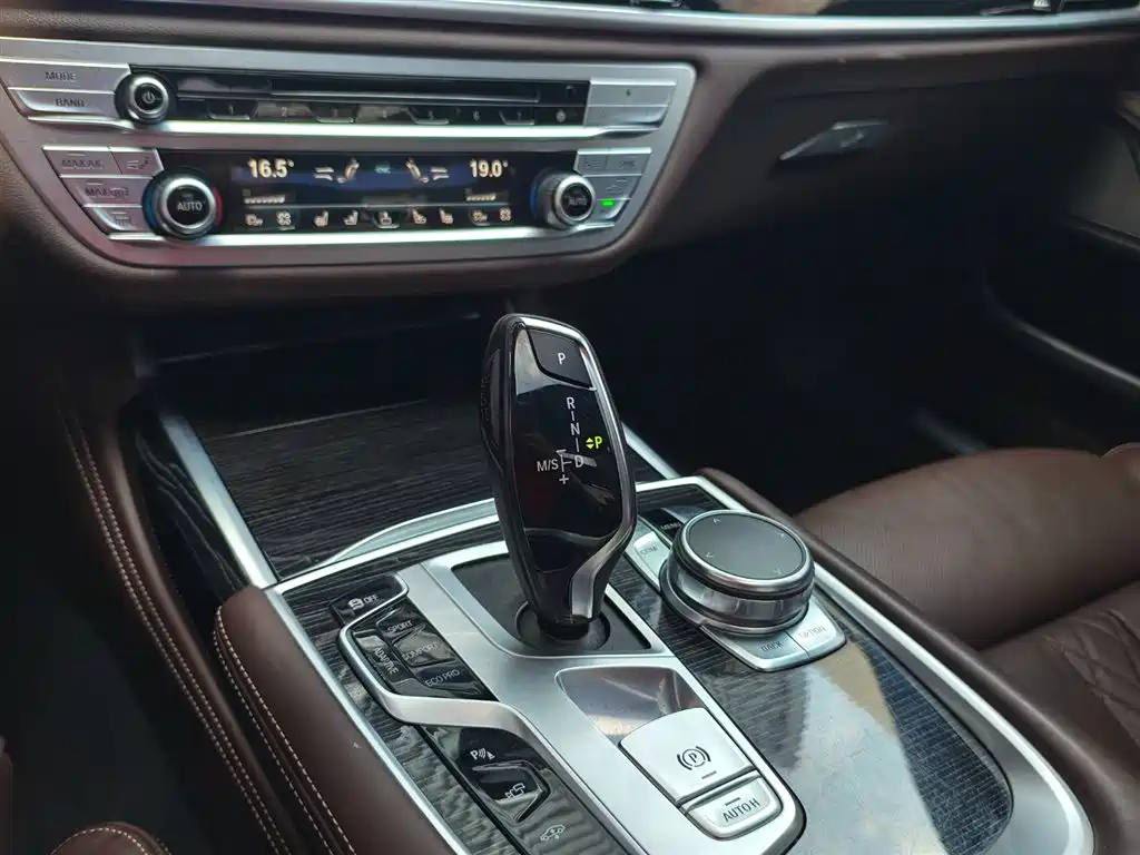 BMW 7 Series 2016 — фото 15