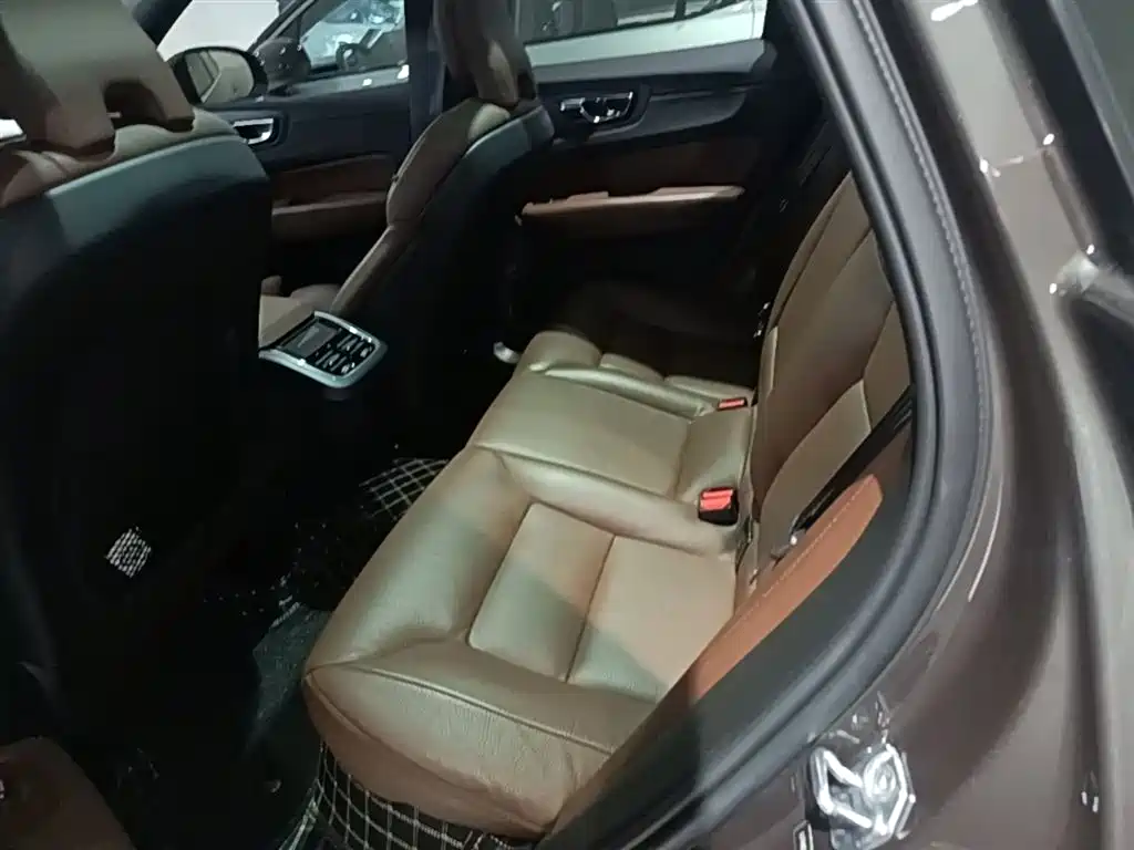 Volvo XC60 2021 — фото 17