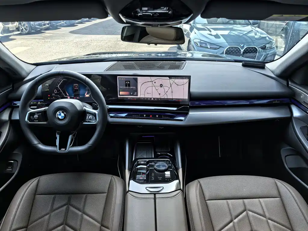 BMW 5 Series 2025 — фото 12
