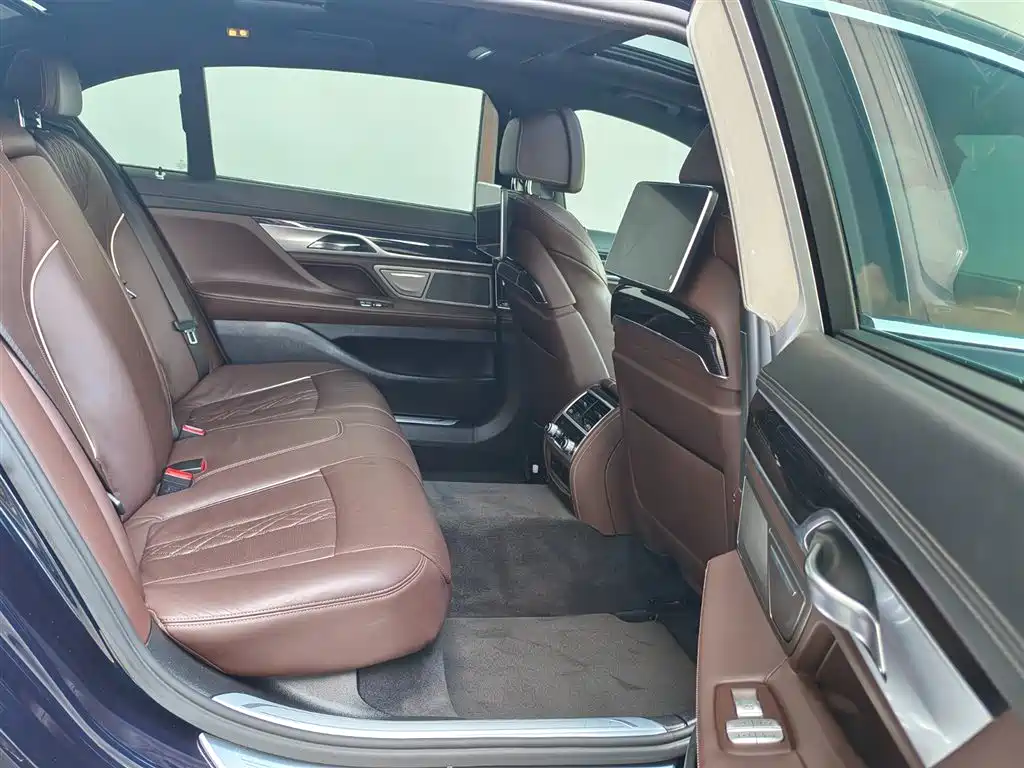BMW 7 Series 2016 — фото 19