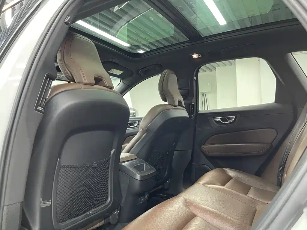 Volvo XC60 2020 — фото 20