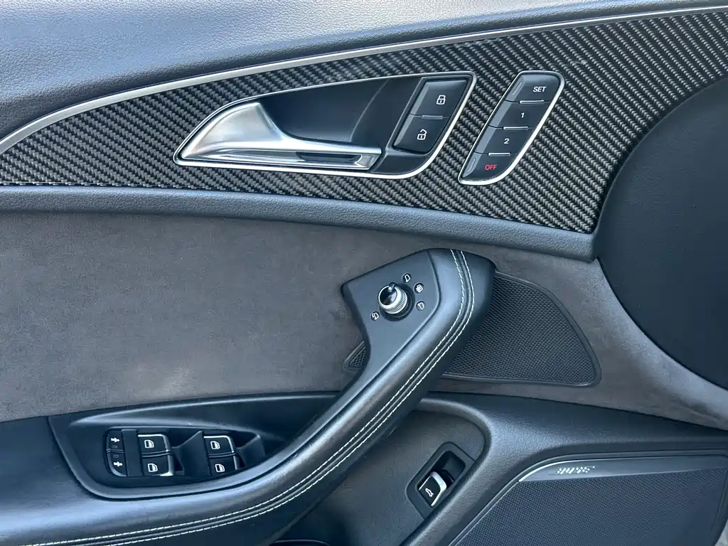 Audi RS 6 2017 — фото 14