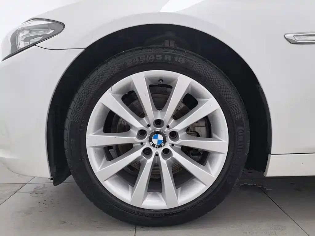 BMW 5 Series 2015 — фото 17