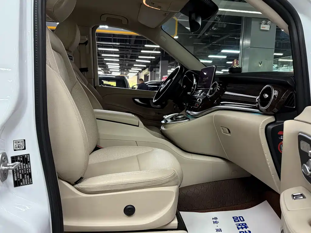 Mercedes-Benz V-Class 2018 — фото 17