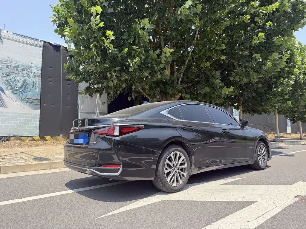 Lexus ES 2024