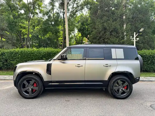 Land Rover Defender 2025
