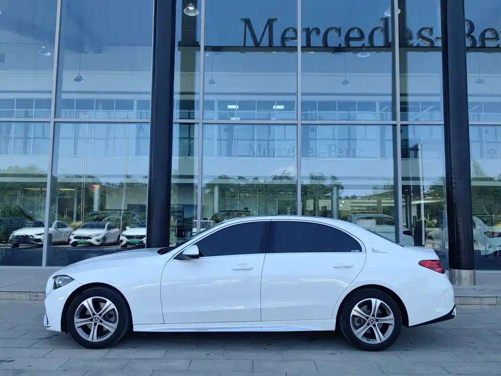 Mercedes-Benz C-Class 2023 — фото 3