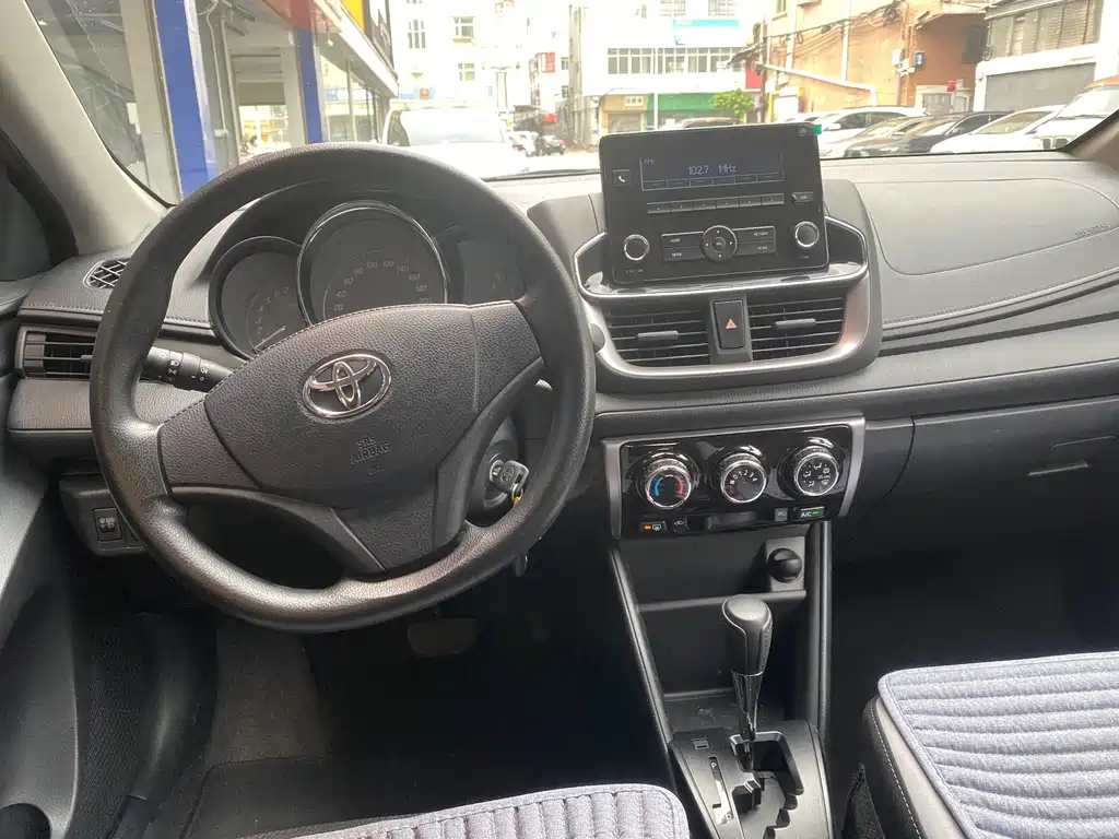 Toyota Yaris L 2021 — фото 8