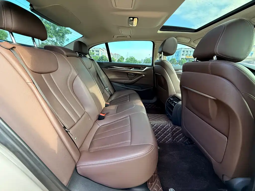 BMW 5 Series 2019 — фото 18