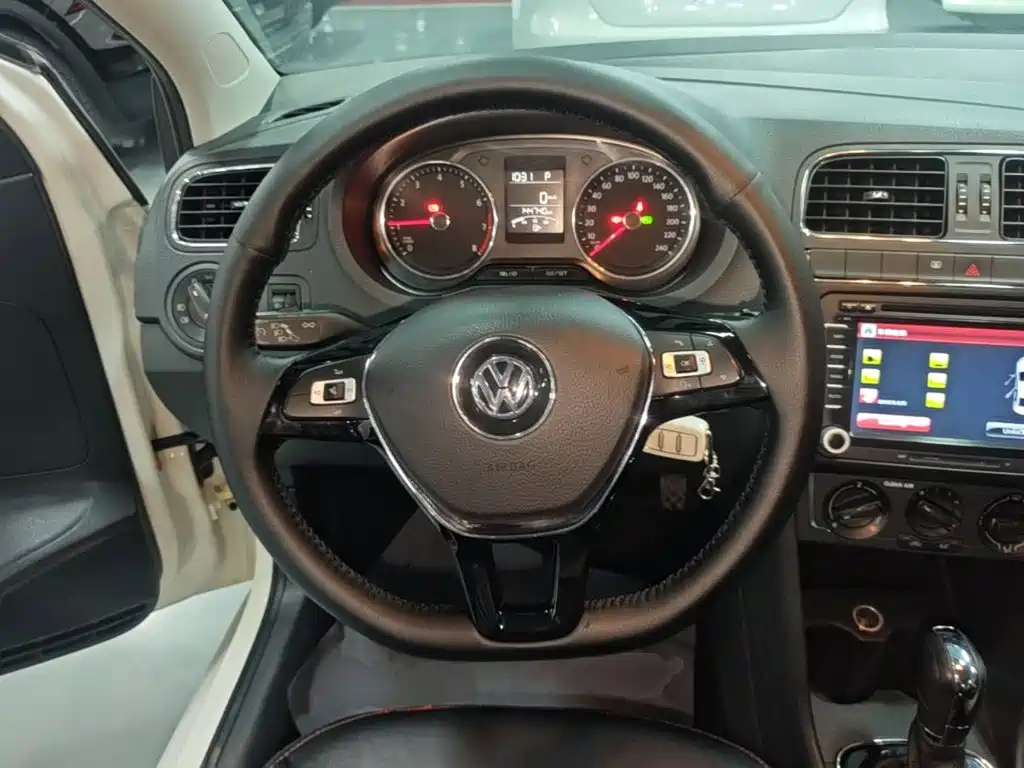 Volkswagen Polo 2016 — фото 11