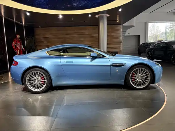 Aston Martin V8 Vantage 2011