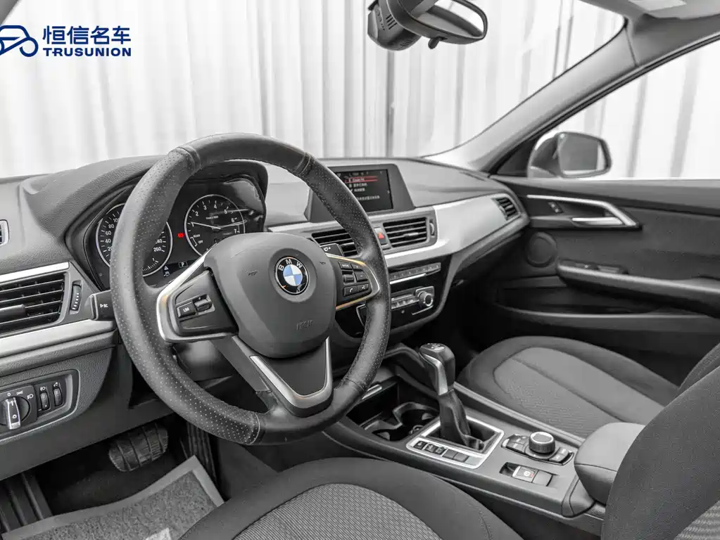 BMW 1 Series 2017 — фото 11